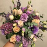 bouquet de fleurs violines galerie de création Chloé Savary Fleuriste à Mies